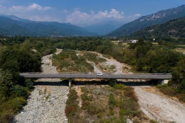 Water levels have drastically dropped in the Po River at Martiniana Po, raising concerns for agriculture and regional ecosystems.