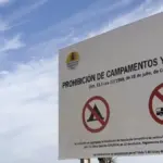 Hundreds of immigrants settle on Trampolín beach awaiting their reception