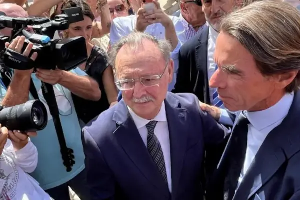 Aznar calls for a change in the country's leadership so that it is capable of "defending its sovereignty"