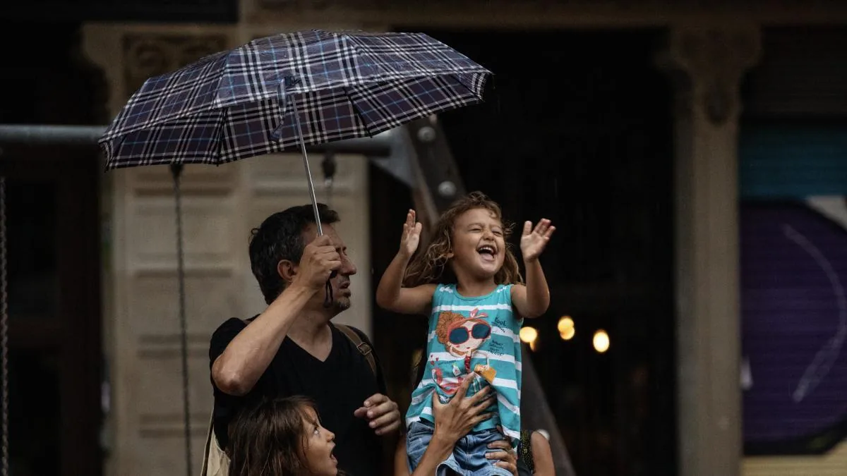 Heavy rain spreads across half of Catalonia and causes the suspension of seven Rodalies lines