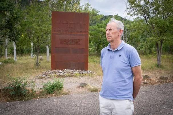Luis Estaún, mayor of Biescas during the Las Nieves campsite tragedy, at the Biescas memorial park (Huesca).