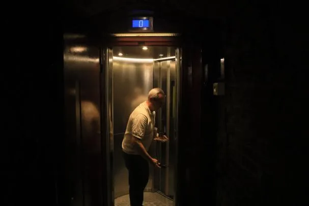 The small elevator that goes up to the viewpoint. Originally it was hydraulic and had somewhat accident-prone beginnings