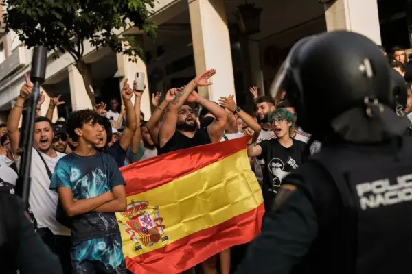 Alvise, Vito Quiles and Núcleo Nacional encounter counter-demonstrations by citizens of Moroccan origin in Ceuta
