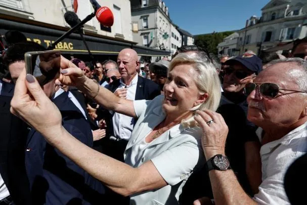 Marine Le Pen, taking selfies with her supporters in the town of La Flèche, in July, the day after her judicial conviction for embezzlement and the announcement of her fourth candidacy for the Élysée.