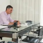 The trompe-l'œil of the photo of Pedro Sánchez without legs in La Mareta