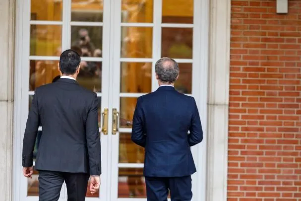 Sánchez y Feijóo, entrando en la Moncloa, para su reunión de marzo de 2025