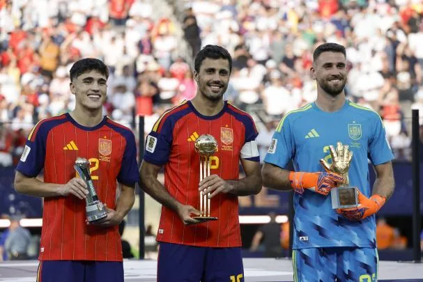 Cubarsí, Rodri y Unai Simón 