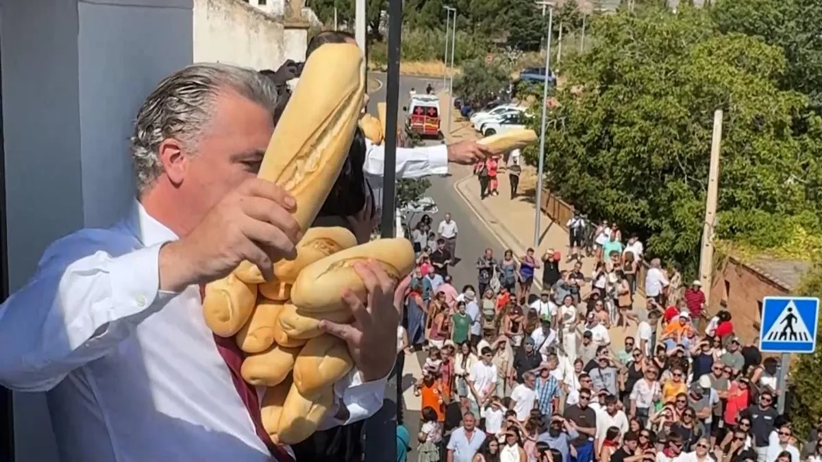 2,500 loaves of bread and 60 kilos of cheese ‘fly away’ before 2,000 people in Quel (La Rioja)