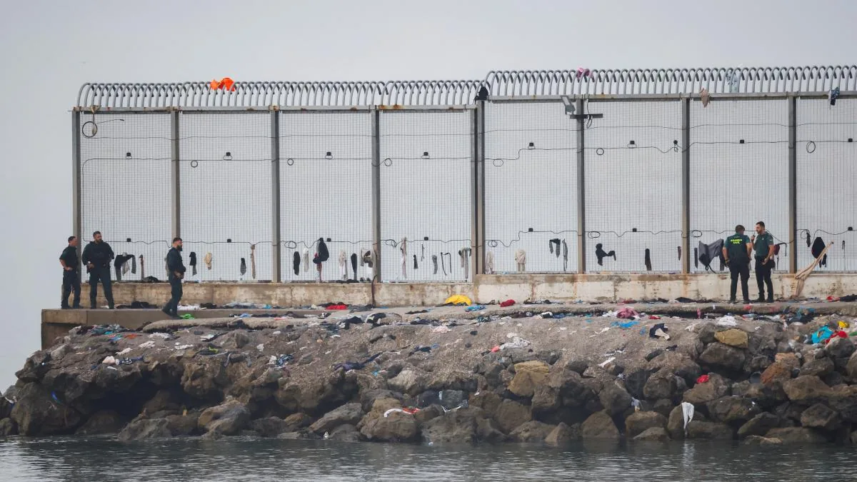 The Tetuán Prosecutor's Office is prosecuting 25 people for organizing the migrant rush that crossed into Ceuta
