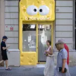 The sign of a pastry shop for tourists irritates the residents of Consell de Cent
