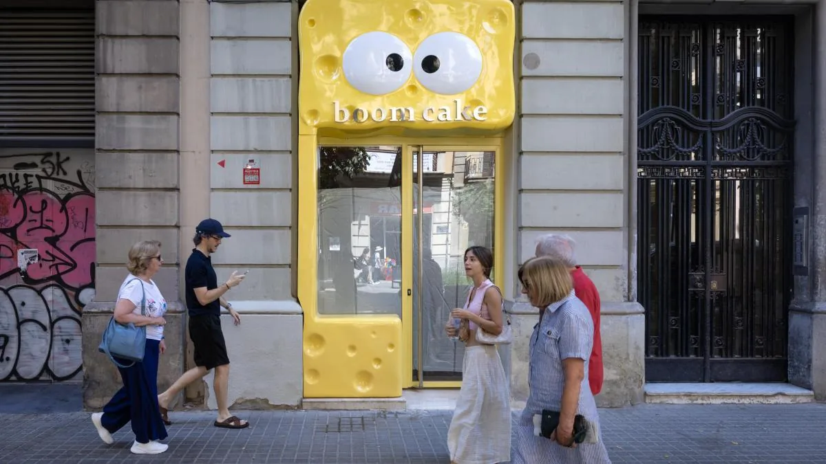 The sign of a pastry shop for tourists irritates the residents of Consell de Cent