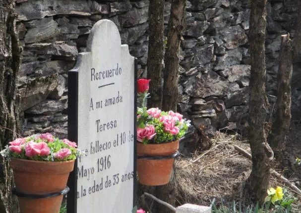 The tombstone of Teresa Estampa, on the outskirts of Bausen
