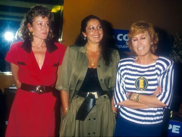 Isabel, between Mila Ximénez and Encarna Sánchez.
