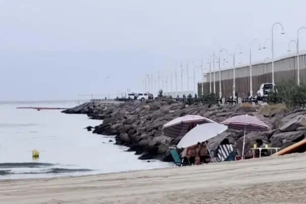 Interior installs a floating barrier in the sea at the south dock of Melilla as in Ceuta