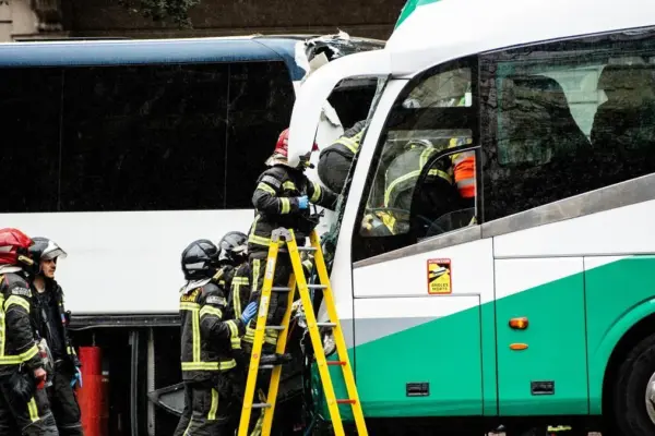 Six dead and 30 injured in a collision between a bus and a motorhome in Italy