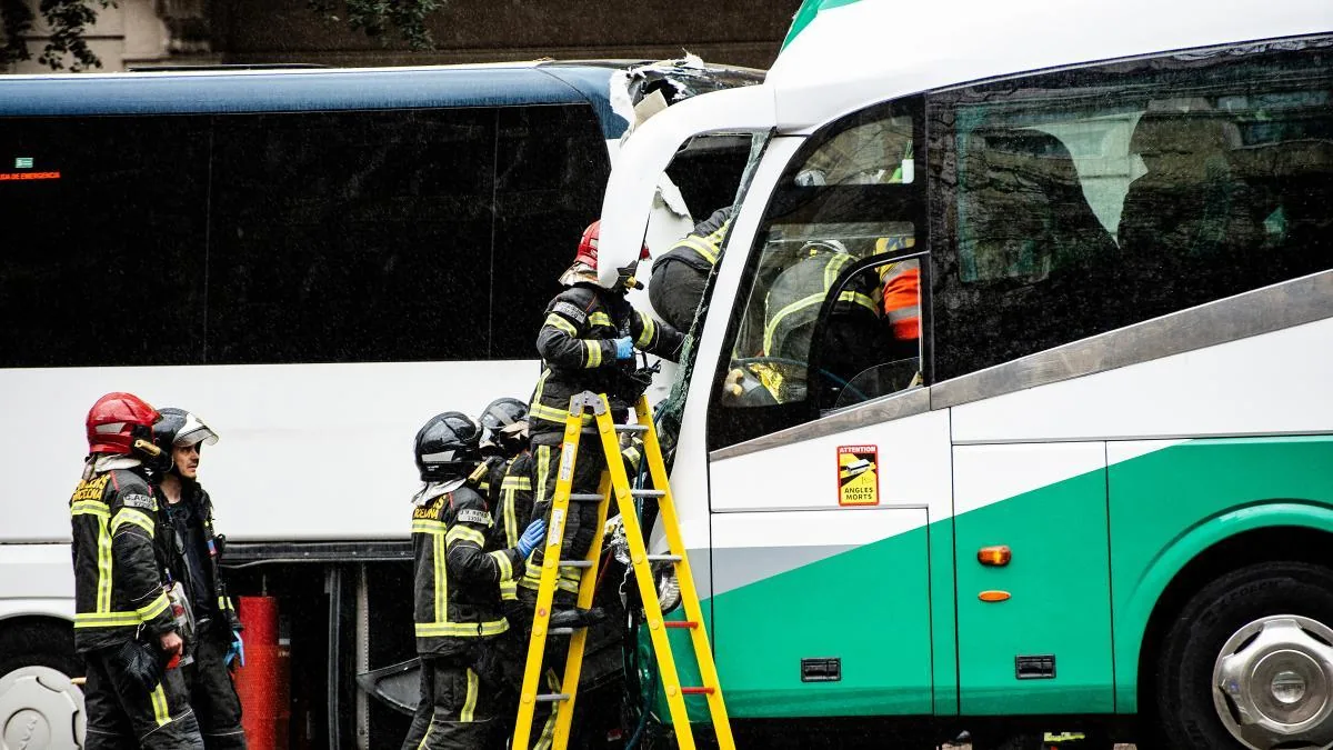 Six dead and 30 injured in a collision between a bus and a motorhome in Italy