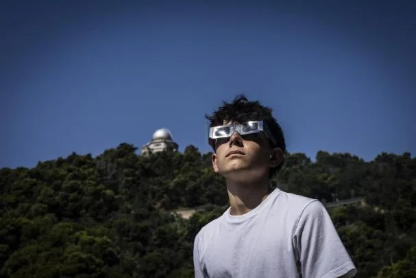 Ophthalmologists call for special attention from families towards children and adolescents. In the photo, a boy with certified glasses in front of the Fabra Observatory in Barcelona.