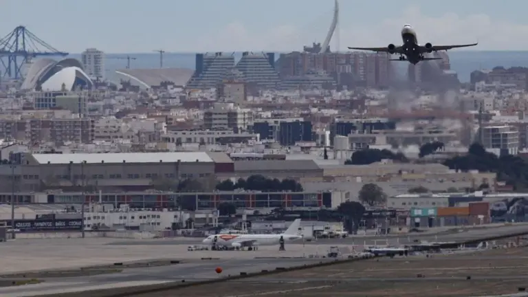 Compromís pressures Sánchez and asks the Government not to expand Manises airport
