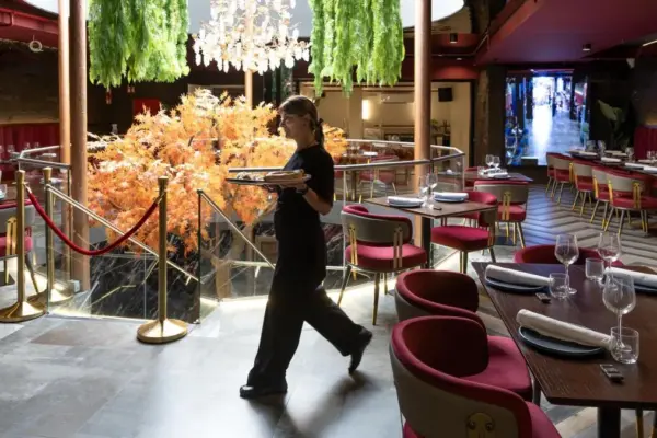A huge Georgian restaurant sets up in the former Bulevard Rosa
