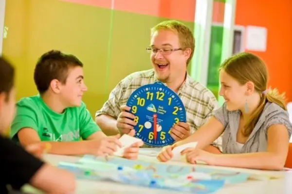 Schools and institutes remain uncertain about the arrival of English assistants this school year