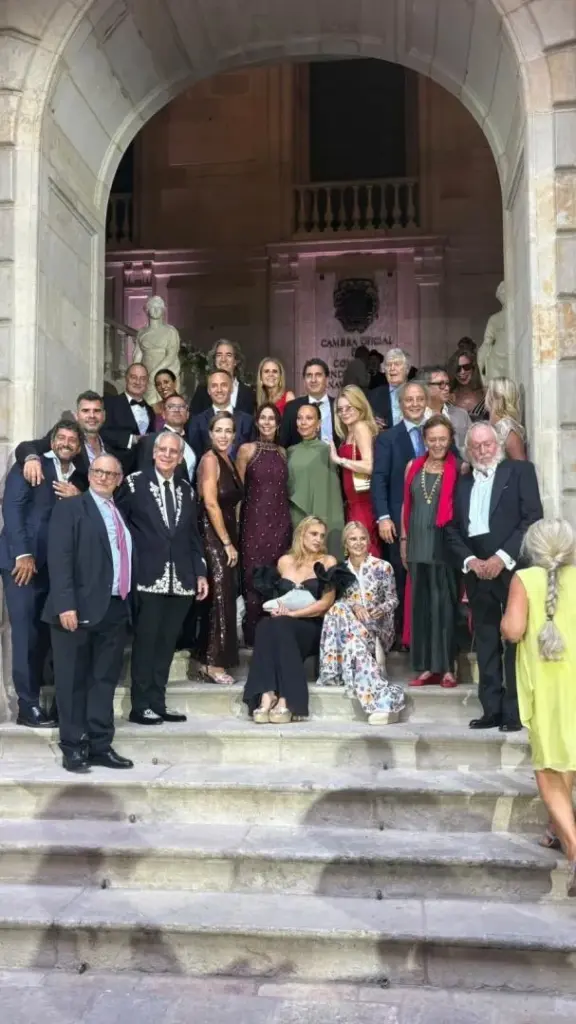 Group photo of some of the guests: in the center, in green, the bride's mother, Lorena Giavalisco; seated, Ainhoa Arteta and Eugenia Martínez de Irujo
