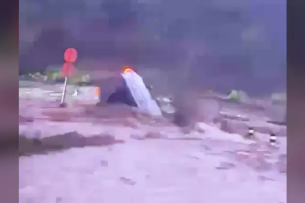 The moment when the stream swallows the car of the man who died in Olivella during the storm