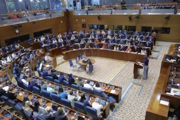 Más Madrid and PSOE attack Ayuso over the penthouse and mock the president's new residence