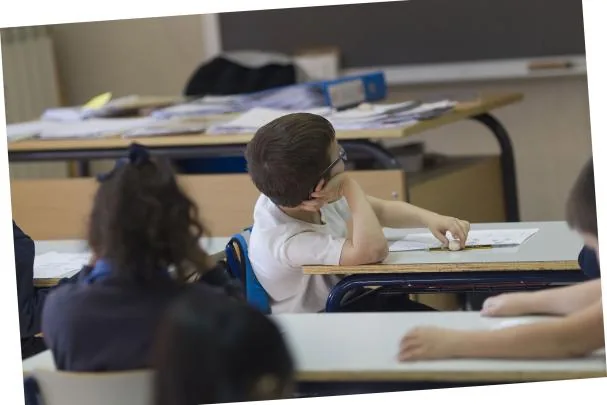 El Ausente. El mote se lo había puesto Varona, un viejo y resabiado profesor de Física y Química. Describía con científica precisión su actitud habitual en el aula