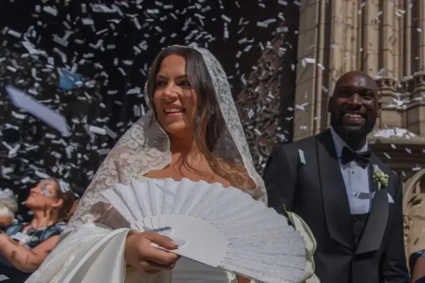 Giulia, daughter of music promoter Pino Sagliocco, marries actor Chidi Ajufo in Santa Maria del Mar