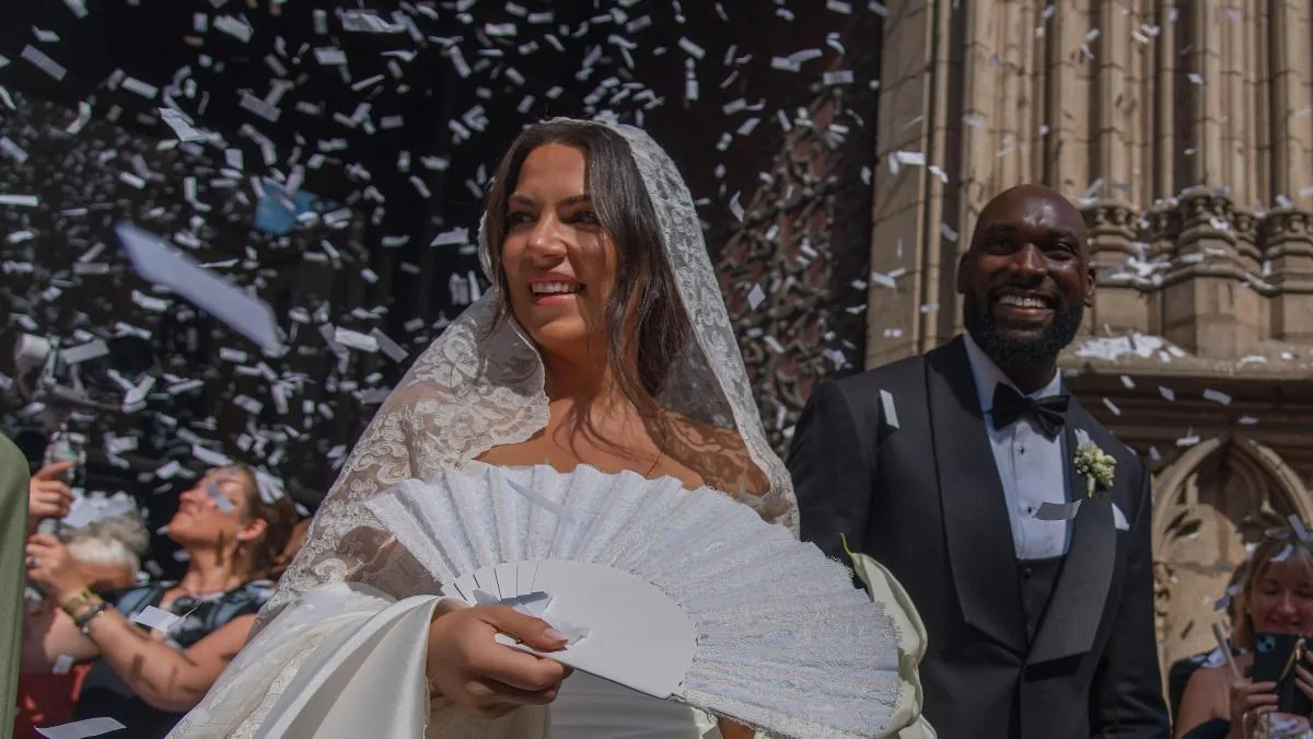 Giulia, daughter of music promoter Pino Sagliocco, marries actor Chidi Ajufo in Santa Maria del Mar