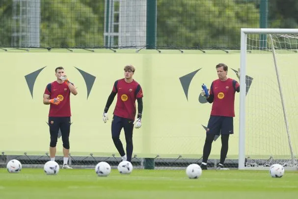 Los porteros del FC Barcelona Wojciech Szczesny, Dominik Livakovic y Iker Rodríguez, del filial, durante el entrenamiento de ayer