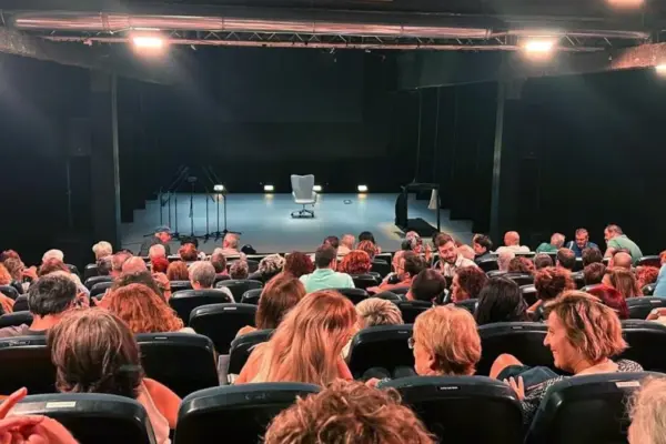 The theater gains audience and spaces in València