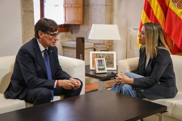 El president del Govern, Salvador Illa, y la presidenta de la Junta de Extremadura, María Guardiola.