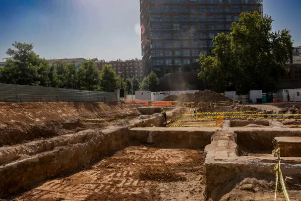 La excavación arqueológica ha permitido documentar otros restos históricos, como lo de estructuras de naves industriales de los años 60 del siglo XX