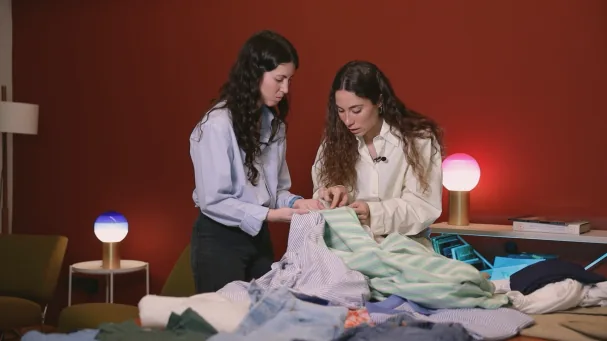 Aida Márquez compara las costuras de dos camisas (LV)