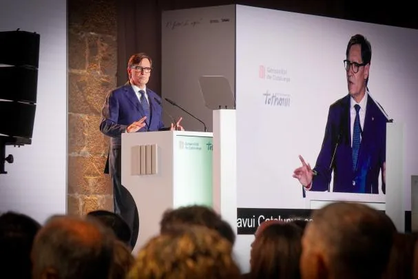 El president Illa durante su conferencia de ayer en las Drassanes de Barcelona ante unas 800 personas
