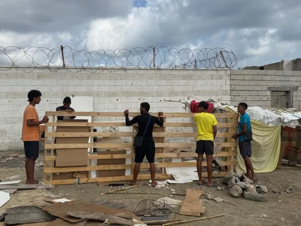 Unos inmigrantes construyen chabolas en la playa de Benítez