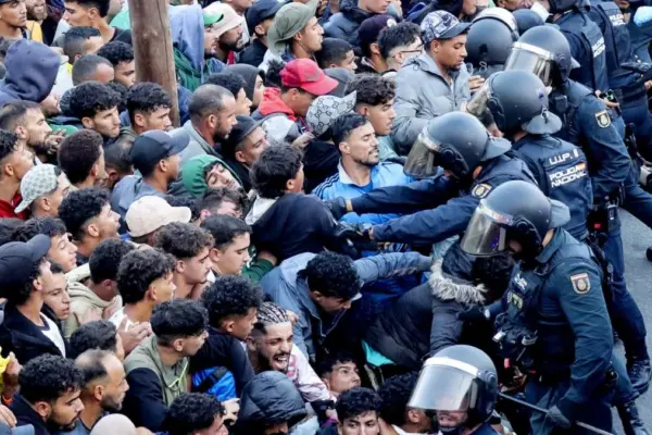 More than 3,000 immigrants remain on the streets in Ceuta after a tense relocation