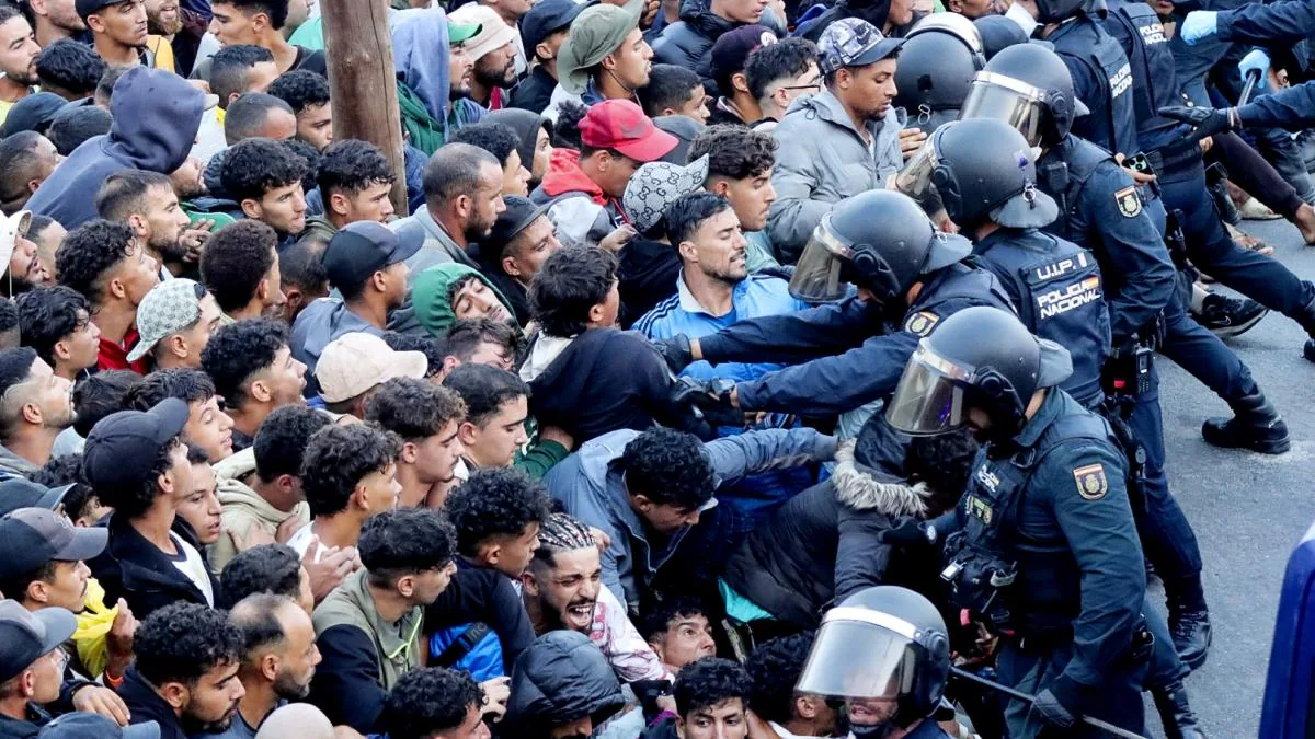 More than 3,000 immigrants remain on the streets in Ceuta after a tense relocation