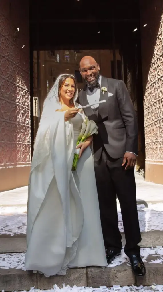 Giulia Sagliocco and Chidi Ajufo, at the door of the Basilica of Santa Maria del Mar, now husband and wife
