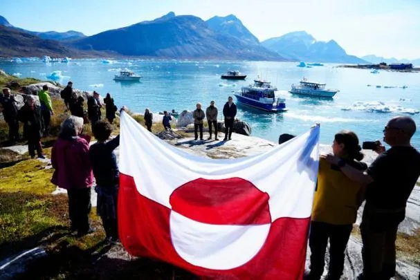 Greenland flag before Ursula von der Leyen (European Commission) and the prime ministers of Denmark, Mette Frederiksen, and Greenland, Jens-Frederik Nielsen, on September 6 in Qoornoq
