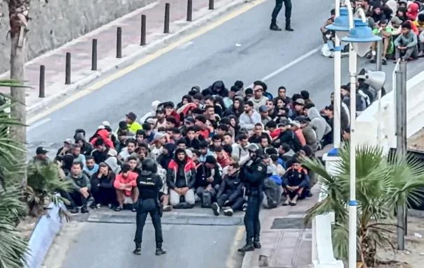 Image of the transfer of hundreds of immigrants from the beach to the center of the port of Ceuta
