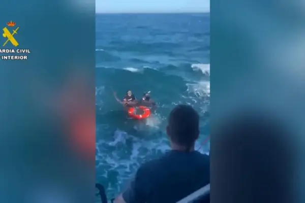 Three men who were spearfishing rescued from the sea in Cádiz