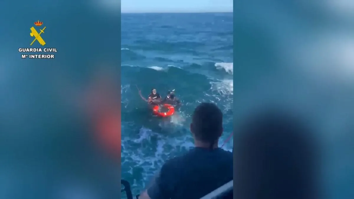 Three men who were spearfishing rescued from the sea in Cádiz