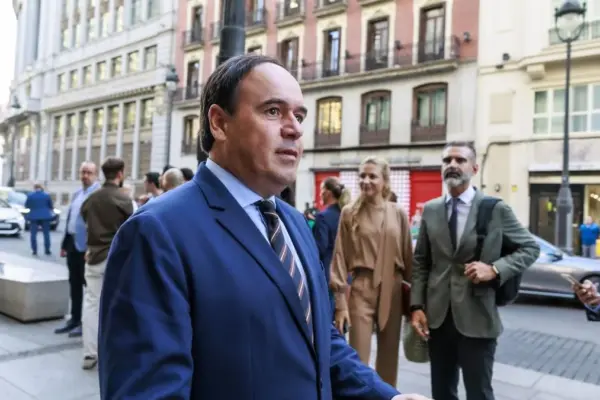 Llorca emphasizes the national discourse at the start of the course: Valencian politics 'ceutifies' itself