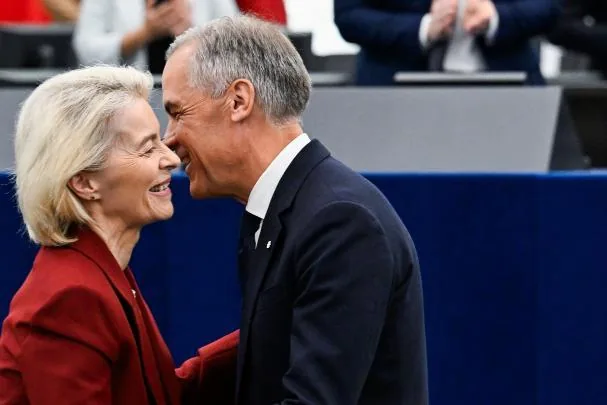 The Prime Minister of Canada, Mark Carney, greets the President of the European Commission, Ursula von der Leyen, after delivering a speech in the hemicycle of the European Parliament in Strasbourg 
