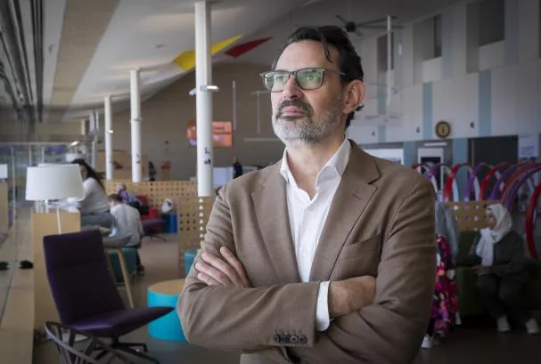 Óscar Marín, en el hospital Sant Joan de Déu, con el que colabora en proyectos de investigación 