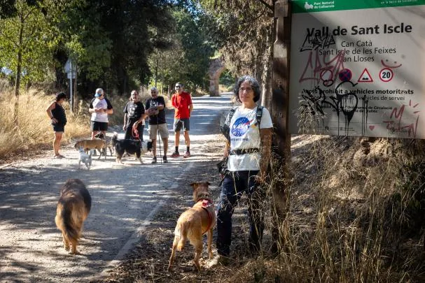Cristina Alier, hiker from Cerdanyola, with her dog Nika and her friends at the start of the Can Catà path, at the limit of the access ban to the Collserola natural park.