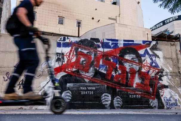 A graffiti depicting Yuval Abraham and Rachel Szor, directors of the documentary 'Naza', accompanied by the word “traitors” in Hebrew.
