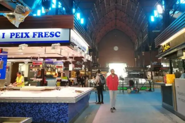 A worker dies and another is injured while cleaning a septic tank at the Mercat Central de Tarragona